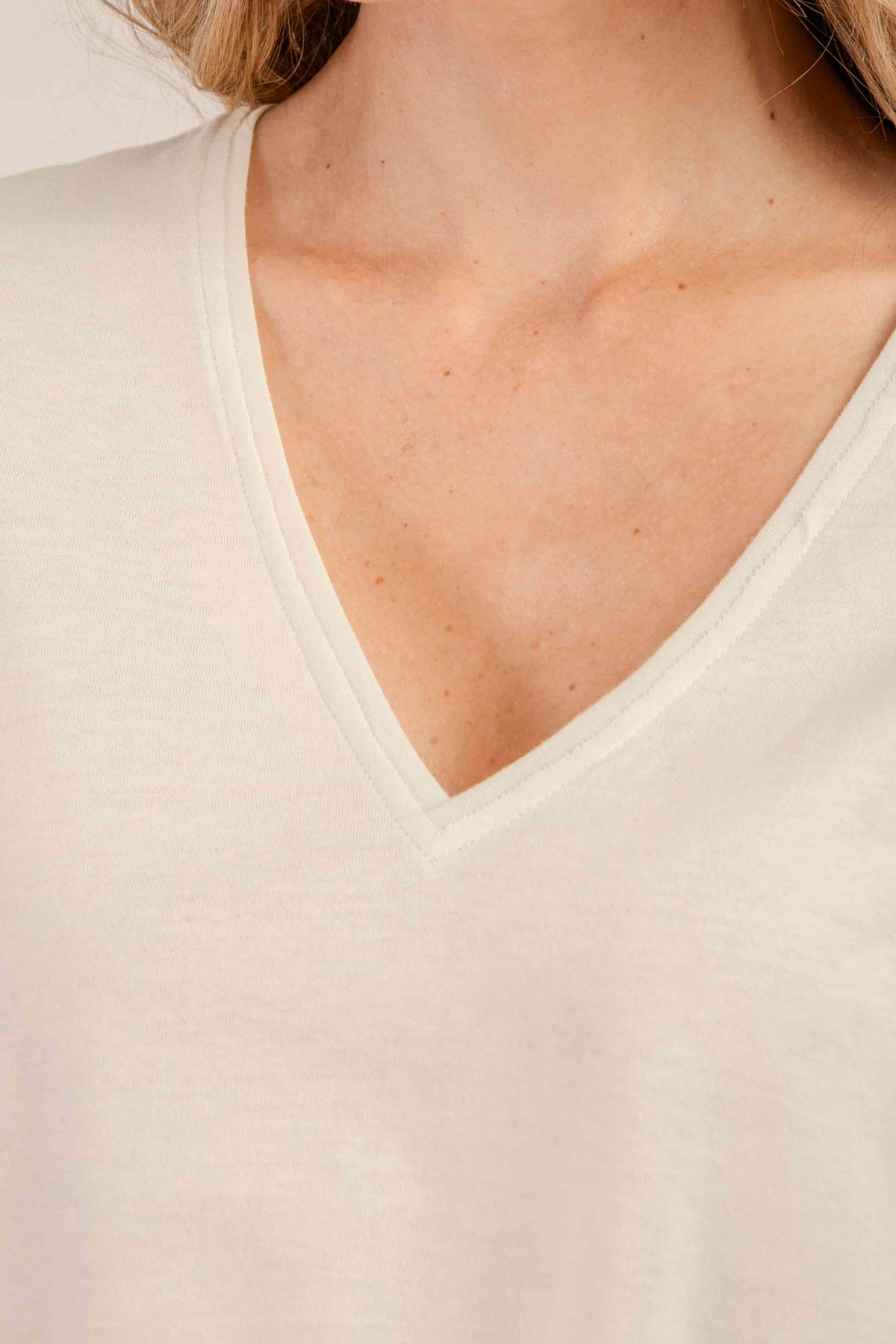 Camiseta Pune Decote V Off-White